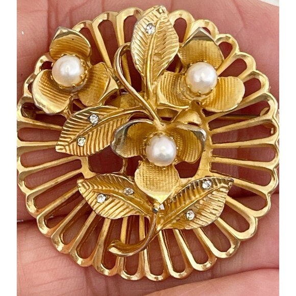 Vintage Kramer Floral Brooch Gold Tone Fan Back Faux Pearls Rhinestones Signed - Picture 2 of 6